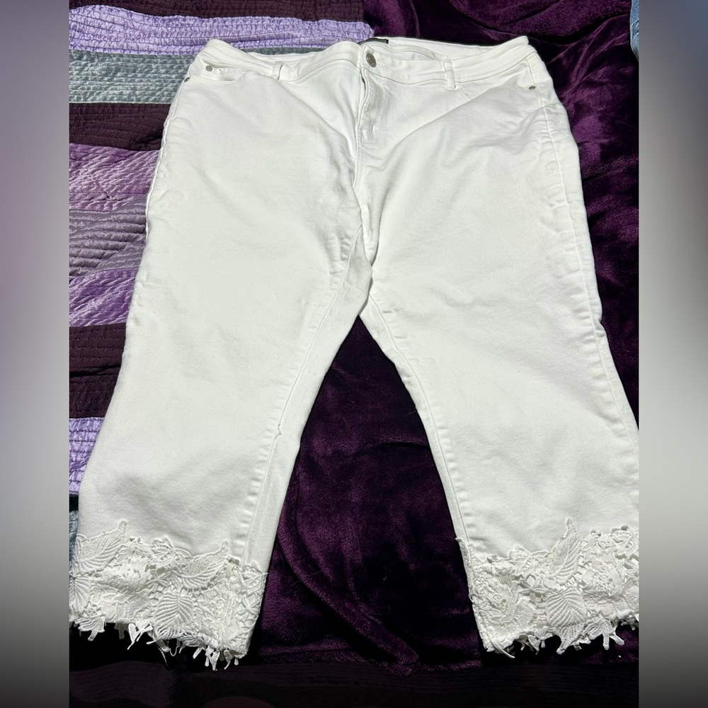 Simply Vera white capri with lace accents at the bottom.  Size 16 NWT